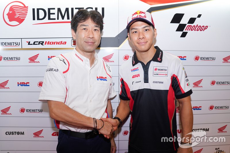 Tetsuhiro Kuwata, Kepala Departemen Manajemen Balap Honda Racing, berjabat tangan dengan Takaaki Nakagami, LCR Honda