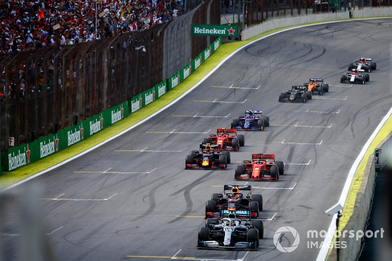 Lewis Hamilton, Mercedes AMG F1 W10, devant Max Verstappen, Red Bull Racing RB15, Sebastian Vettel, Ferrari SF90, Alexander Albon, Red Bull RB15, Charles Leclerc, Ferrari SF90, et le reste du peloton au restart