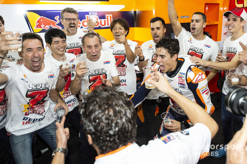 Le Champion du monde 2018, Marc Marquez, Repsol Honda Team fête le titre avec son équipe