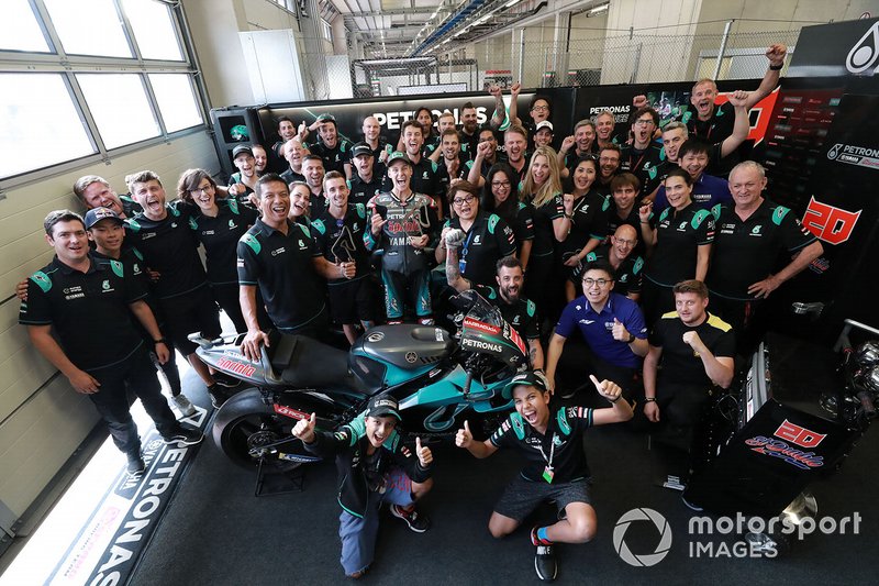 Fabio Quartararo, Petronas Yamaha SRT fête sa troisième place avec son équipe