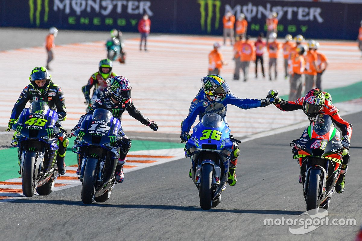 Joan Mir, Team Suzuki MotoGP wordt gefeliciteerd door Aleix Espargaro, Aprilia Racing Team Gresini, Maverick Vinales, Yamaha Factory Racing, Valentino Rossi, Yamaha Factory Racing