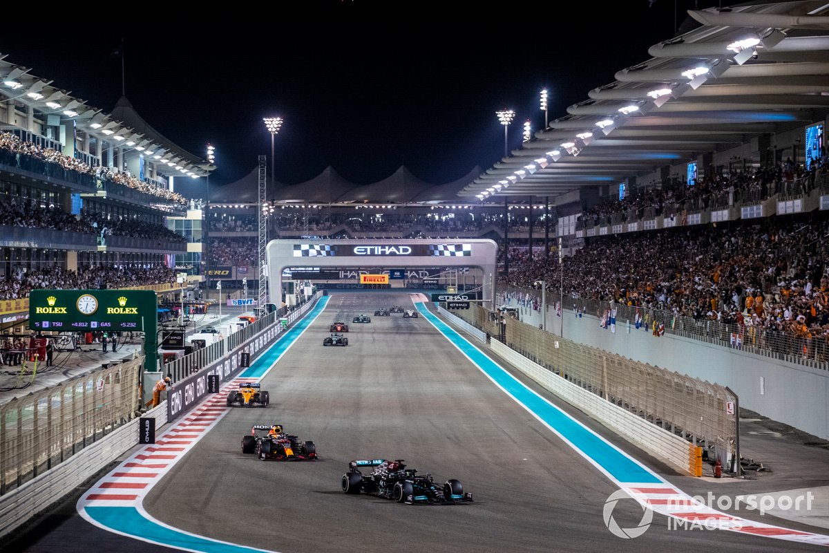 Lewis Hamilton, en pneus usés, pris en chasse par Max Verstappen, en pneus neufs, à la fin du GP d'Abu Dhabi 2021