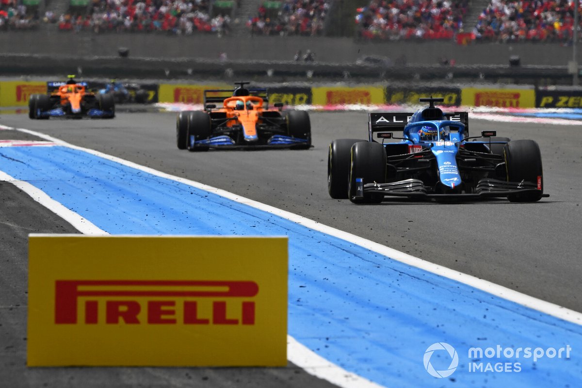 Fernando Alonso, Alpine A521, lidera sobre Daniel Ricciardo, McLaren MCL35M, y Lando Norris, McLaren MCL35M