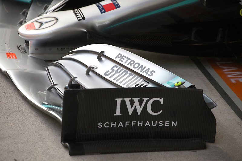 Mercedes W10, dettaglio dell'ala anteriore nuova
