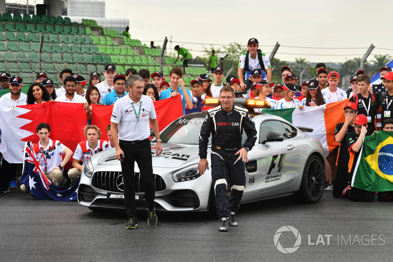 Andrew Denford, F1 in Schools, Bernd Maylander, FIA Safety Car Driver and F1 in Schools group photo