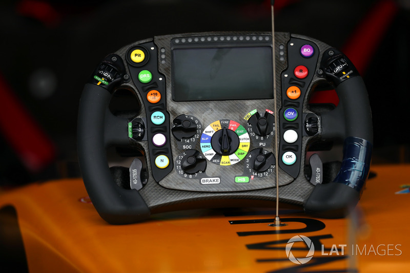 Renault Sport F1 Team RS17 direksiyon detay