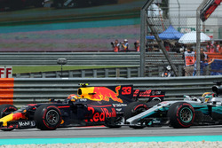 Max Verstappen, Red Bull Racing RB13 ve Lewis Hamilton, Mercedes-Benz F1 W08