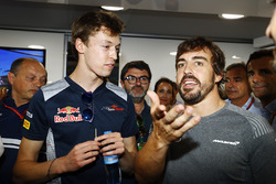 Fernando Alonso, McLaren'in 36. yaş günü Frederic Vasseur, Sauber Takım Patronu, Daniil Kvyat, Scude