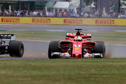 Sebastian Vettel, Ferrari SF70H, con una foratura all'anteriore
