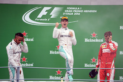 Podium: tweede Lewis Hamilton, Mercedes AMG F1; winnaar Nico Rosberg, Mercedes AMG F1; derde Sebasti