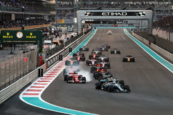 Valtteri Bottas, Mercedes-Benz F1 W08 leads at the start