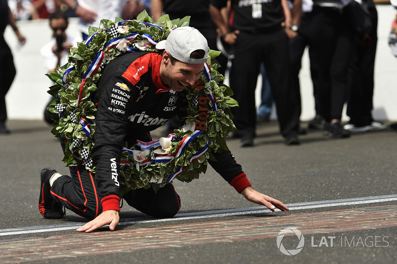 Will Power, Team Penske Chevrolet festeggia la vittoria dando un bacio alla iarda di mattoni