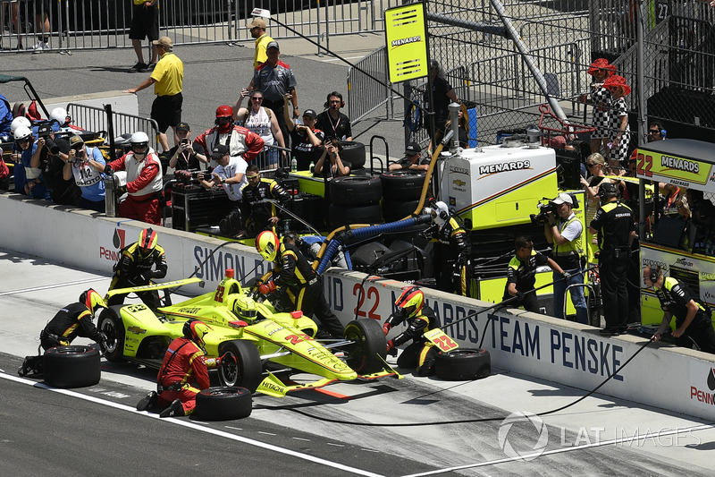 Simon Pagenaud, Team Penske Chevrolet, pit stop