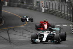 Lewis Hamilton, Mercedes AMG F1 W09, Kimi Raikkonen, Ferrari SF71H, y Valtteri Bottas, Mercedes AMG F1 W09