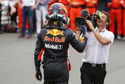 Il vincitore della gara Daniel Ricciardo, Red Bull Racing, festeggia nel parco chiuso