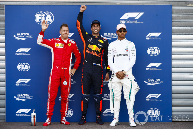Daniel Ricciardo, Red Bull Racing, fête sa pole position entre Sebastian Vettel, Ferrari, et Lewis Hamilton, Mercedes AMG F1