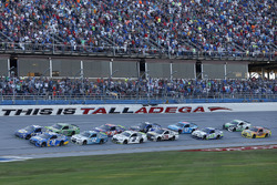 Restart: Daniel Suarez, Joe Gibbs Racing Toyota, Chase Elliott, Hendrick Motorsports Chevrolet