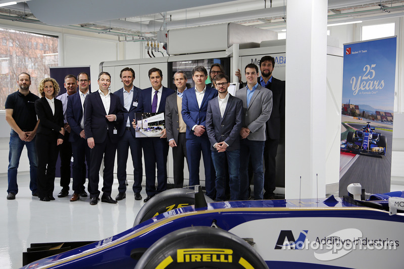 Ronnie van Grotel (Ingénieur de service, Additive Industries), Irina Schatorjé (Marketing Manager, Additive Industries), Axe Kruse (Directeur de production, Sauber Motosport AG), Christoph Hansen (Chef de la production en soufflerie, Sauber Motorsport AG), Daan Kersten (co-fondateur/PDG, Additive Industries), Jonas Wintermans (cofondateur/Chef d'exploitation, Additive Industries), Pascal Picci (Président, Sauber Holding AG), Frederik Ulfsäter (Conseiller du conseil d'administration, Sauber Motorsport AG), Martijn Hamers (Directeur de l'assistance au cycle de vie des clients, Additive Industries), Steffen Schrodt (Directeur des opérations de soufflerie, Sauber Motorsport AG), Enrico Brunner (Exploitant, Sauber Motorsport AG), Marco Gehrig (Leader Metal AM, Sauber Motorsport AG), Marcelo Orchis (Directeur des partenariats, Sauber Motorsport AG).