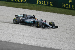 Lewis Hamilton, Mercedes-Benz F1 W08 pist dışına çıkıyor