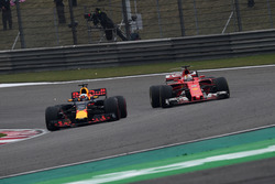 Sebastian Vettel, Ferrari SF70-H; Daniel Ricciardo, Red Bull Racing RB13