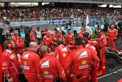 Ferrari mechanics around the car of Kimi Raikkonen, Ferrari SF70H