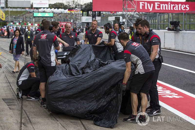 El coche chocado de Romain Grosjean, Haas F1 Team VF-17 regresado a pits