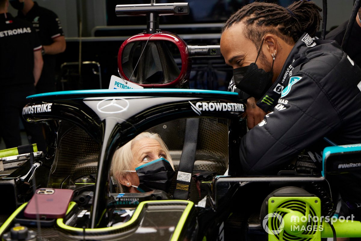 Angela Cullen, Fisioterapis Lewis Hamilton, duduk di dalam kokpit dan berbincang dengan Lewis Hamilton, Mercedes