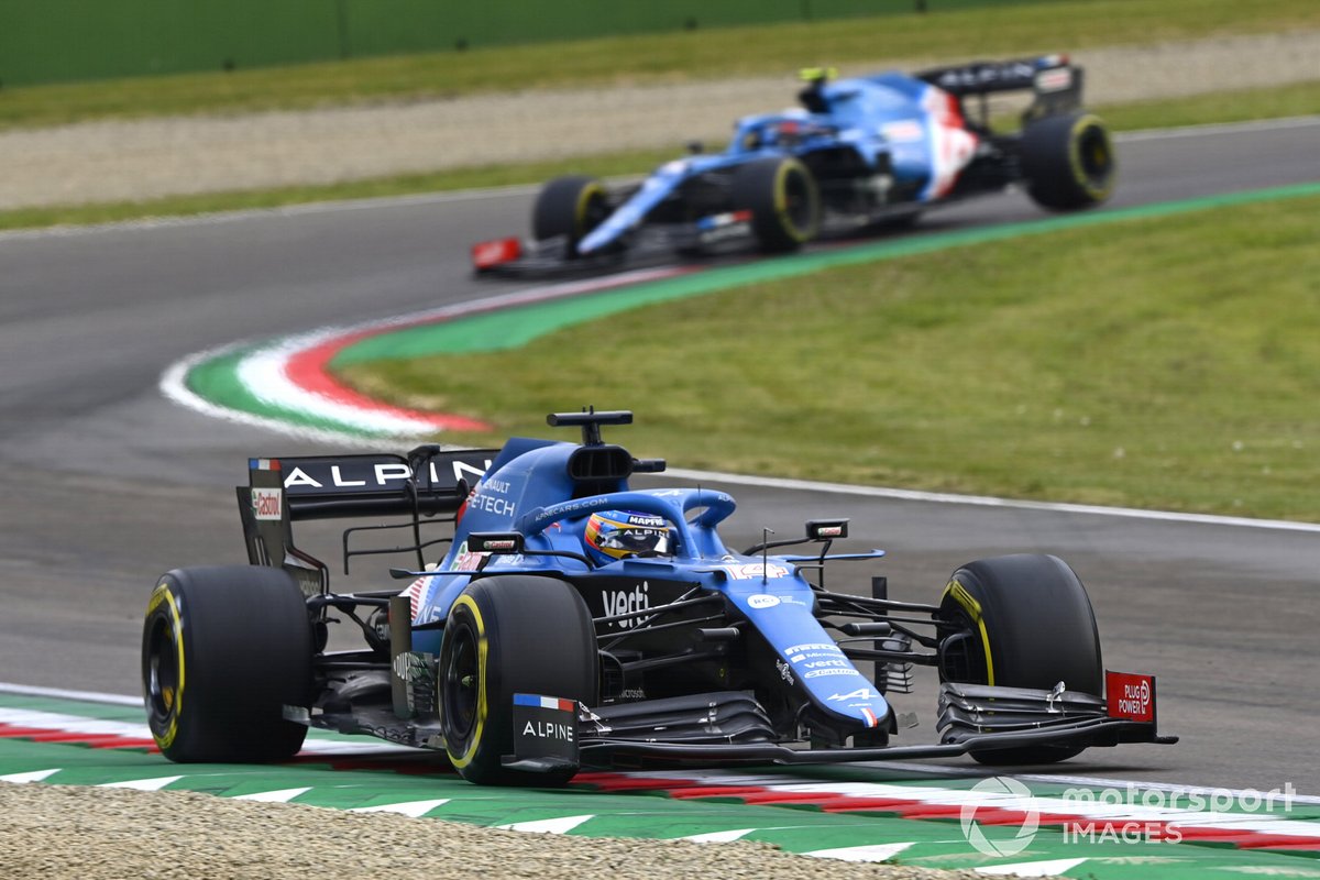 Fernando Alonso, Alpine A521, Esteban Ocon, Alpine A521 saat lomba F1 GP Emilia Romagna 2021.