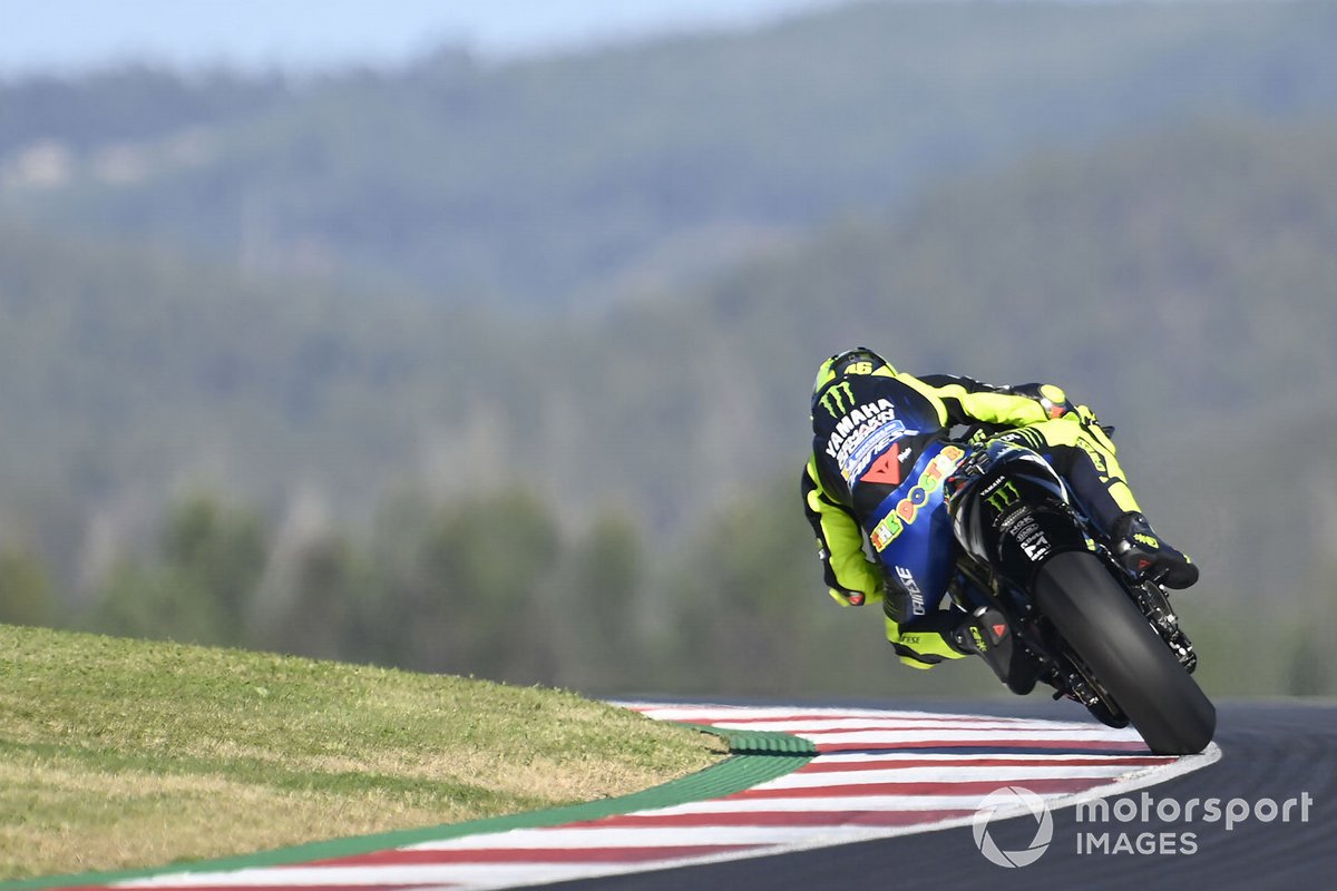 Pembalap Monster Energy Yamaha, Valentino Rossi, saat menjalani latihan bebas di Sirkuit Algarve, Portugal.