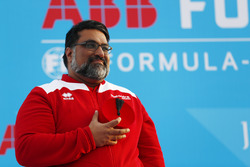 Dilbagh Gill, CEO, Takım Patronu, Mahindra Racing, podyumda