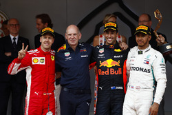 Podio: ganador de la carrera Daniel Ricciardo, Red Bull Racing, Adrian Newey, director técnico, Red Bull Racing, segundo puesto Sebastian Vettel, Ferrari, tercer puesto Lewis Hamilton, Mercedes AMG F1