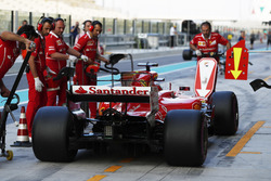 Kimi Raikkonen, Ferrari SF70H, pit stop