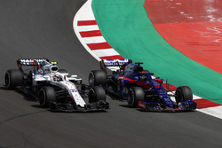 Sergey Sirotkin, Williams FW41, in gevecht met Brendon Hartley, Toro Rosso STR13
