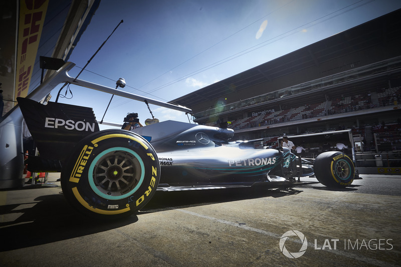 <img src="https://cdn-1.motorsport.com/static/custom/car-thumbs/F1_2018/TESTS/mercedes.png" alt="" width="250" /> Mercedes