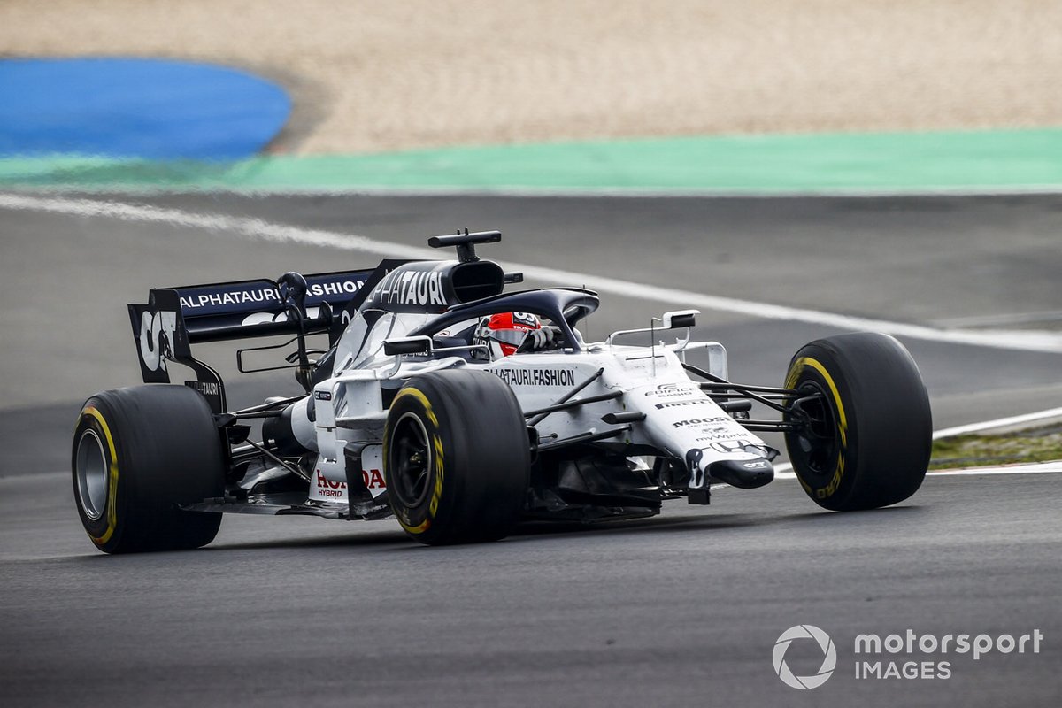 Daniil Kvyat, AlphaTauri AT01, heads to the pits with a broken front wing