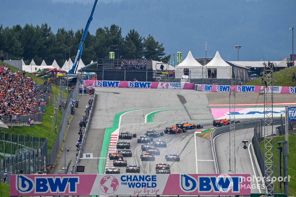 Aksi para pembalap selepas start pada Formula 1 Grand Prix Austria 2021 di Sirkuit Red Bull Ring.