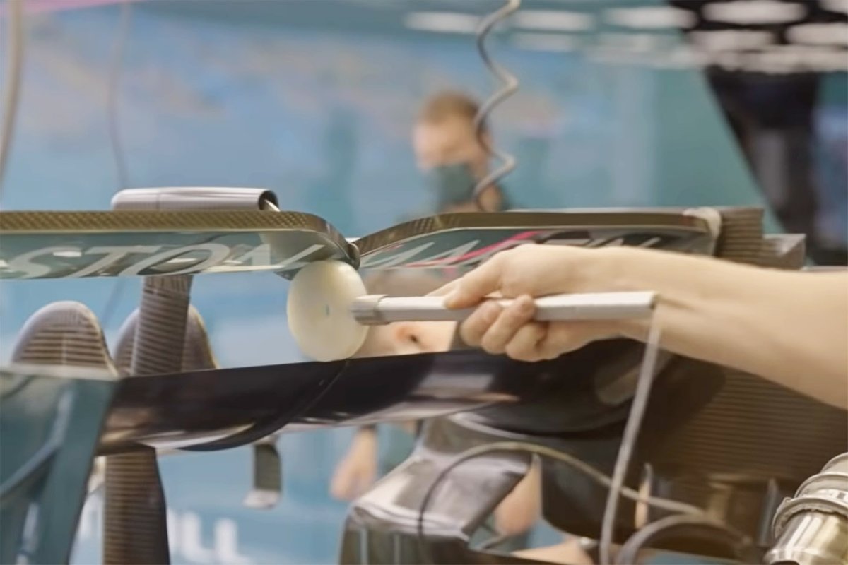 Pour vérifier le DRS, la FIA et les équipes utilisent un gabarit, comme ici chez Aston Martin.
