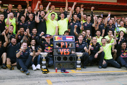 Winnaar Max Verstappen, Red Bull Racing viert met het team