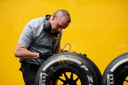 Pirelli bandentechnicus met banden van het Renault Sport F1 Team