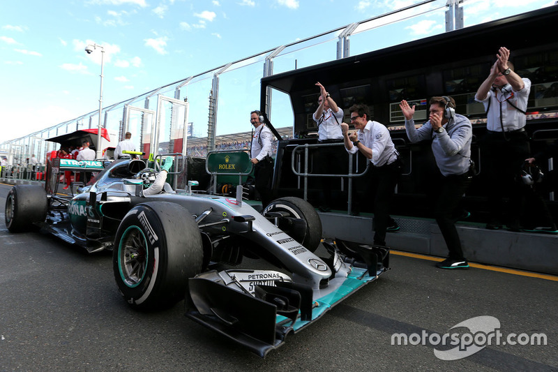 Переможець - Ніко Росберг, Mercedes AMG F1 Team W07 на піт-лейн