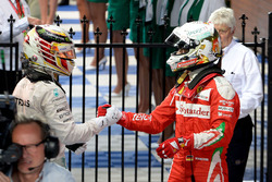 Sebastian Vettel, Ferrari e Lewis Hamilton, Mercedes AMG F1 Team si stringono la mano nel parco chiu
