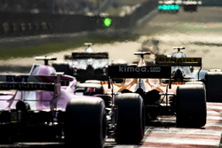 Stoffel Vandoorne, McLaren MCL33 Renault, Esteban Ocon, Force India VJM11 Mercedes