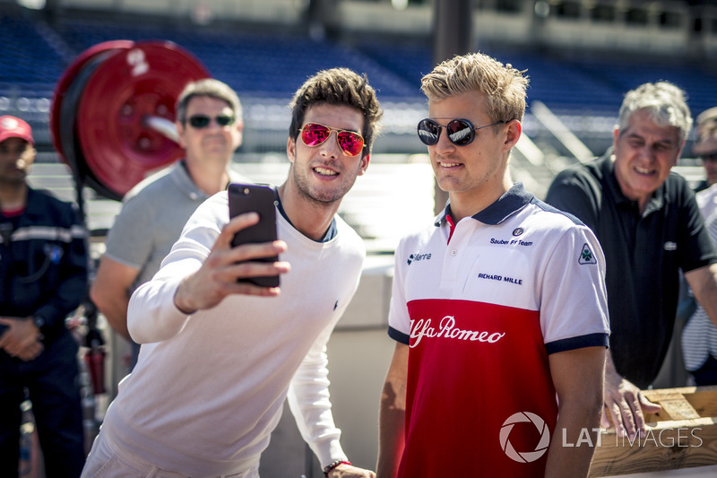 Marcus Ericsson, Sauber, posa per un selfie con un tifoso
