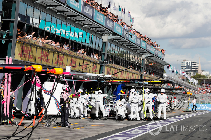Lance Stroll, Williams FW41 Mercedes, pit stop