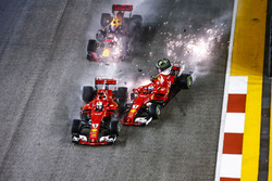 Startcrash: Sebastian Vettel, Ferrari SF70H, Max Verstappen, Red Bull Racing RB13, Kimi Raikkonen, F