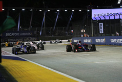 Carlos Sainz Jr., Scuderia Toro Rosso STR12 ve Pascal Wehrlein, Sauber C36