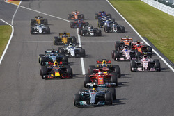 Lewis Hamilton, Mercedes AMG F1 W08, Sebastian Vettel, Ferrari SF70H, Max Verstappen, Red Bull Racing RB13, Daniel Ricciardo, Red Bull Racing RB13, Esteban Ocon, Sahara Force India F1 VJM10, e il resto del gruppo alla partenza