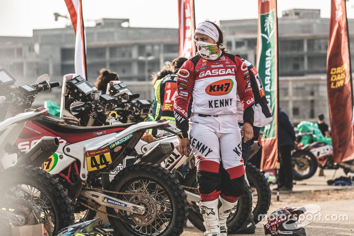 Pereli GasGas Factory Team, Laia Sanz, terlihat di bivak seusai menjalani etape 7 Reli Dakar 2021, Minggu (10/1/2021).