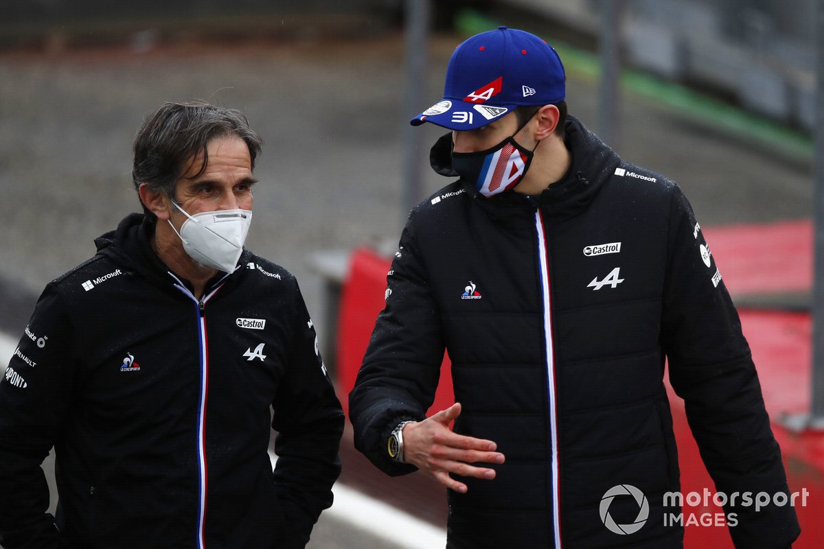 Davide Brivio, Direktur Balap, Alpine F1, dan Esteban Ocon, Alpine F1