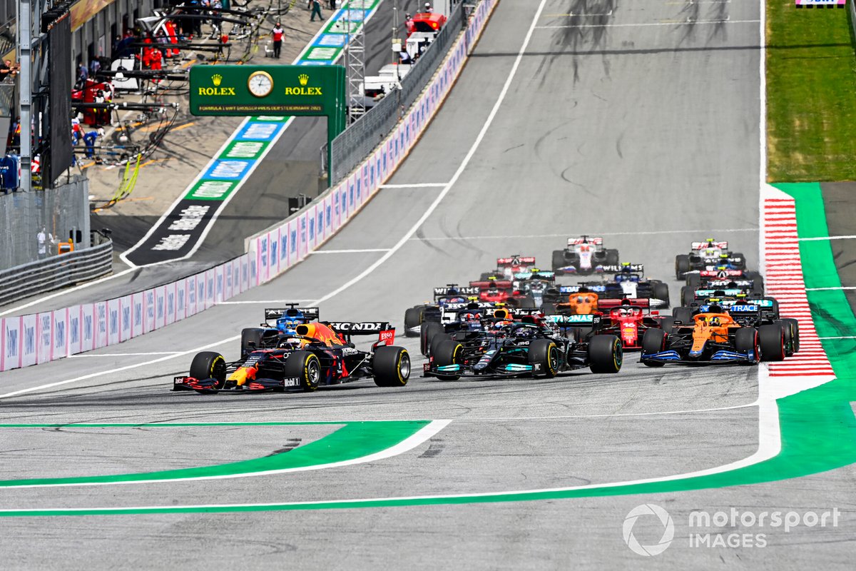 Max Verstappen, Red Bull Racing RB16B, Lewis Hamilton, Mercedes W12, Sergio Perez, Red Bull Racing RB16B, Lando Norris, McLaren MCL35M, dan pembalap lain sesaat setelah start F1 GP Austria.